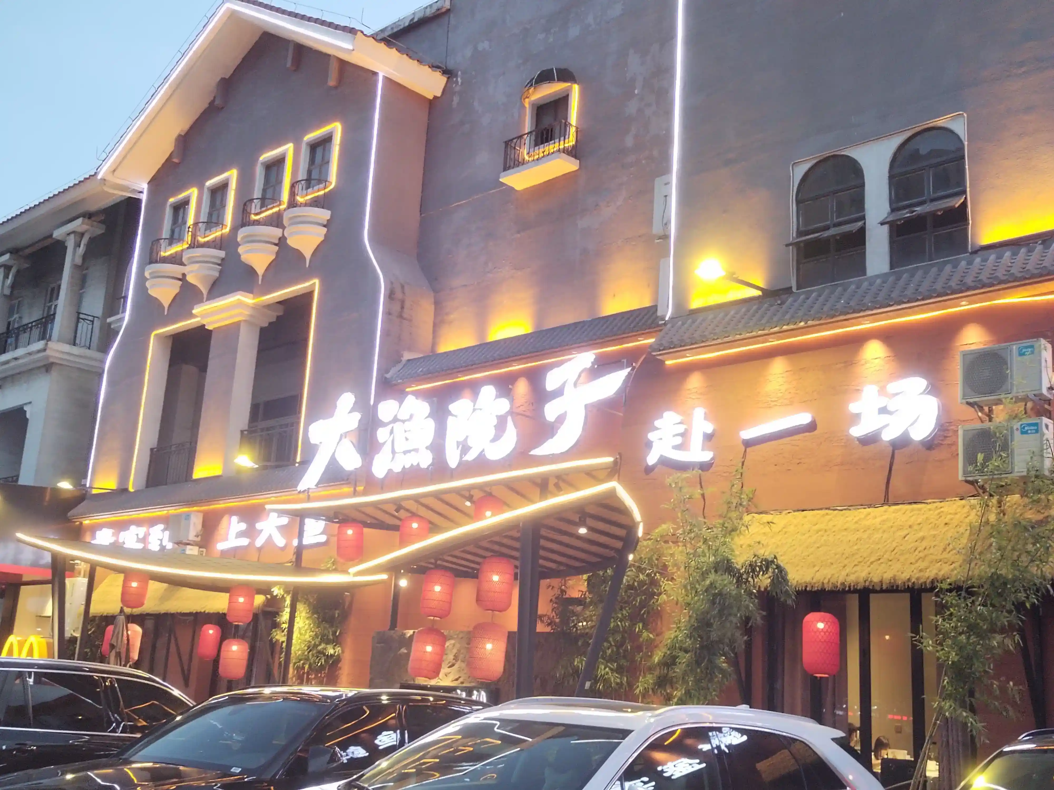 在文章开始之前，还是要祝大家国庆快乐 2025-09-30 在今天，我们迎来了这个学期第二次的化学实验课，大家都无比兴奋，穿好着白色实验服，带好手套去实验啦 这次实验课是制备氧气并探究作用，需要用到的器材有