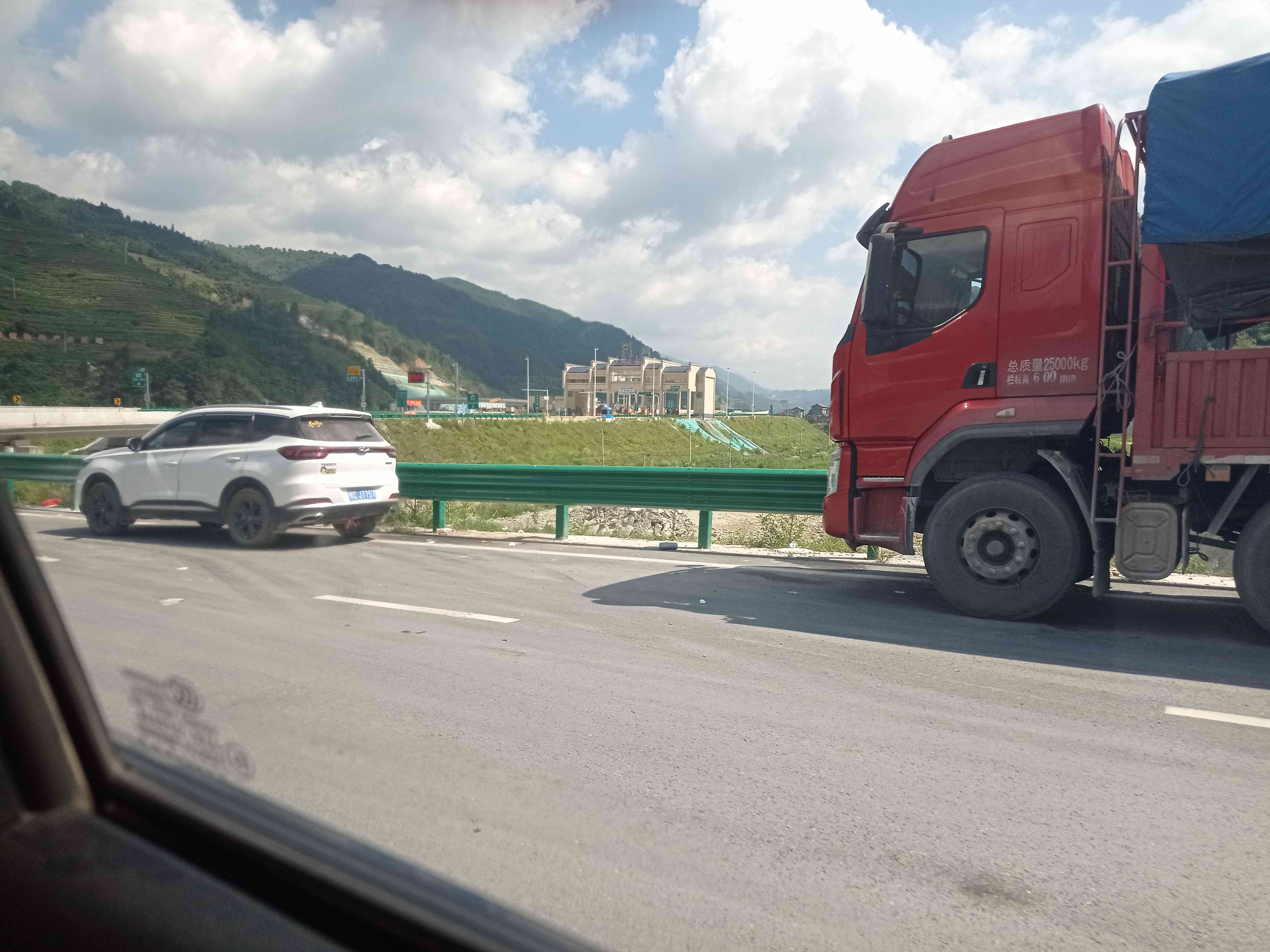 前往南山牧场的路上 下高速